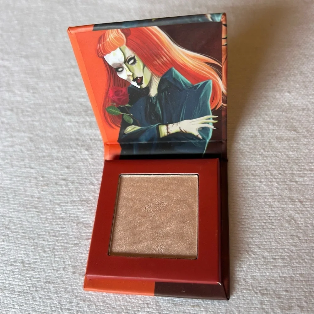Ioni Classic Horror Queens The Phantom Highlight Face Highlight Magnetic Compact